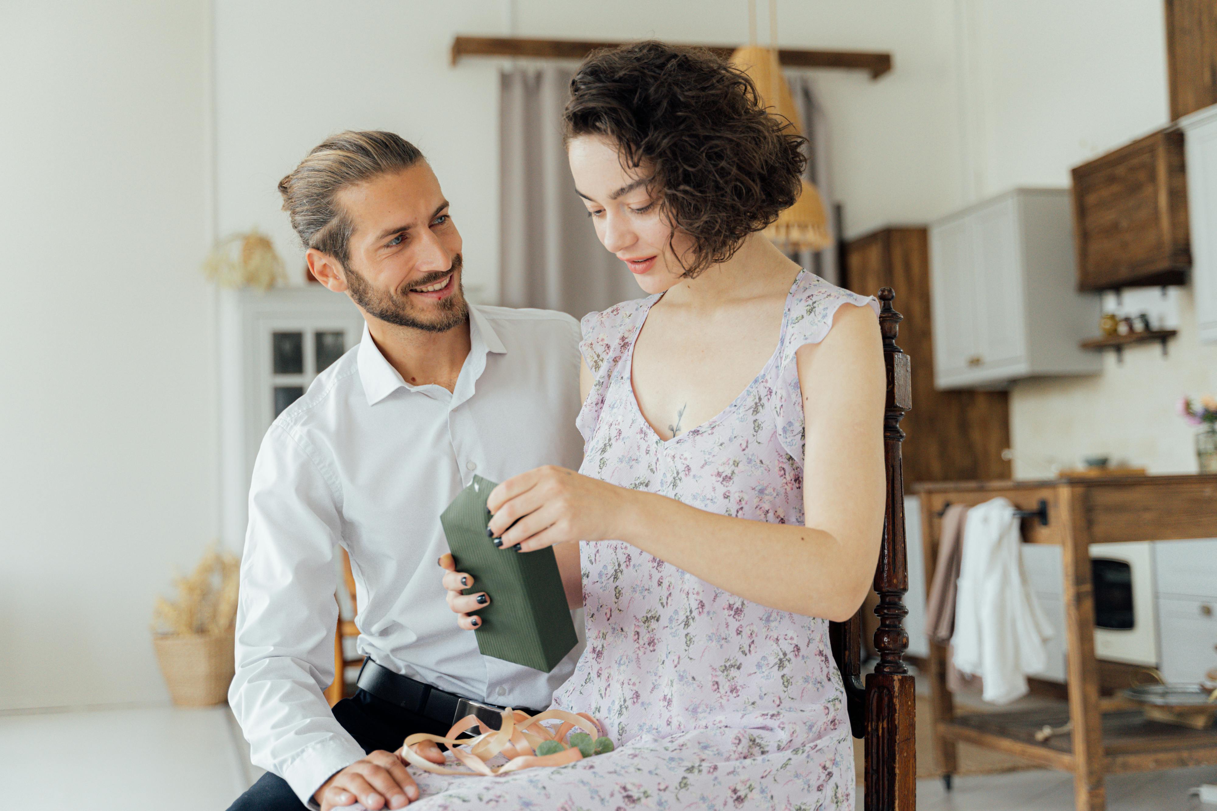 How to Give Jewelry as a Gift Romantically - Blogs - Kiralala.com