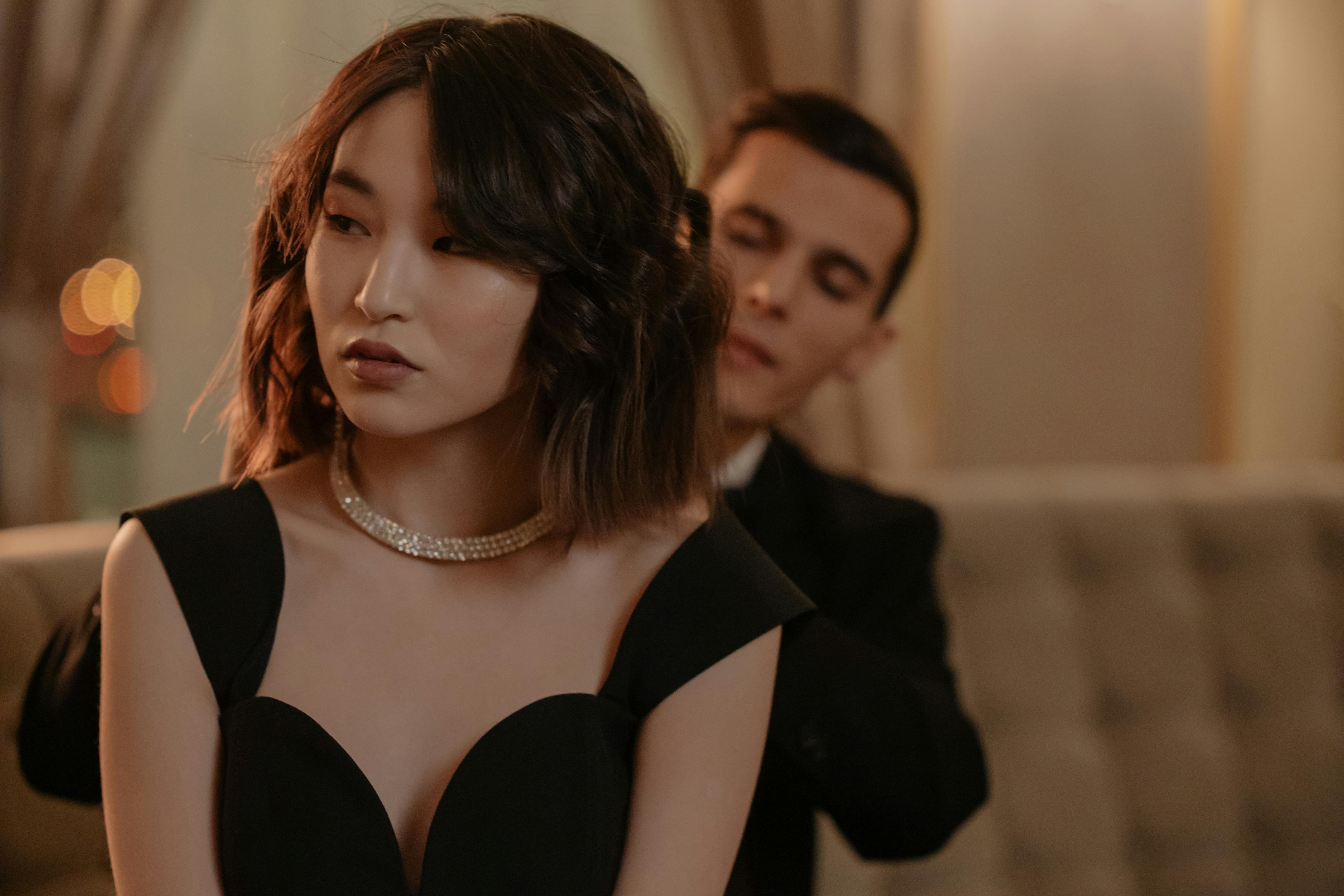 How to Pick a Necklace for a Girlfriend - Kiralala.com