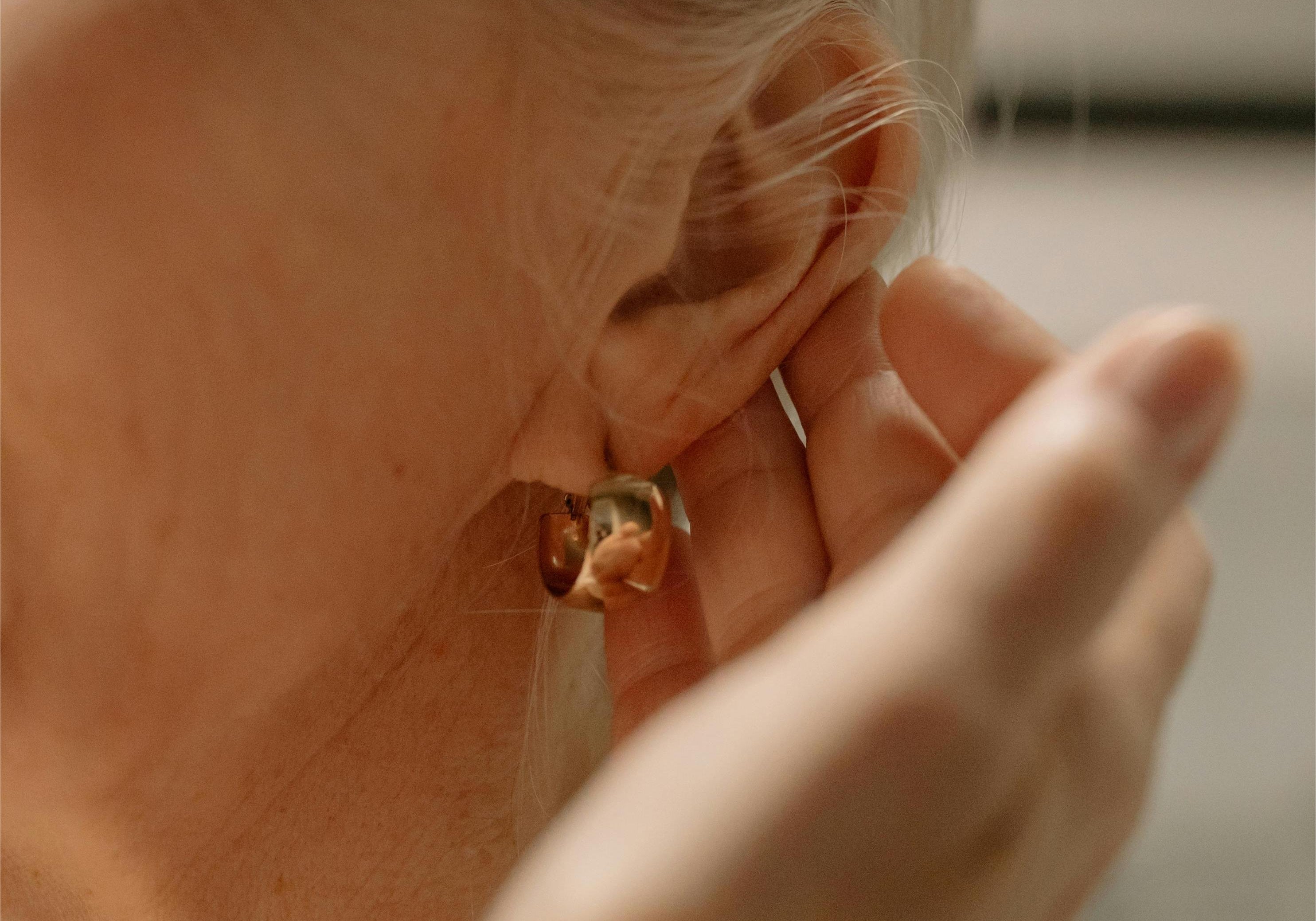 How to Prevent Earlobe Swelling After Putting in Earrings - Blogs - Kira LaLa