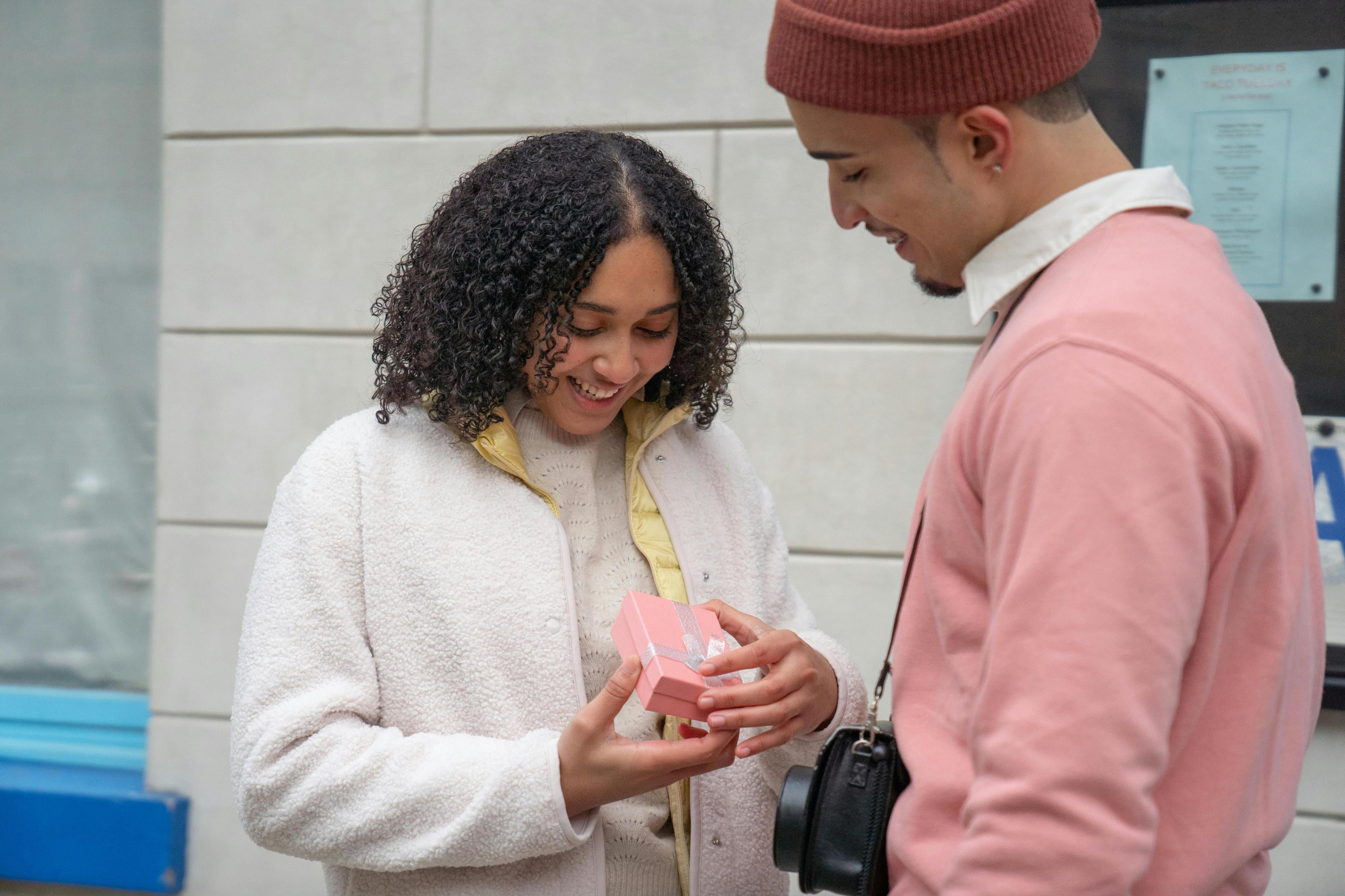 Is a Pair of Earrings a Good Gift for a First Date - Blogs - Kiralala.com