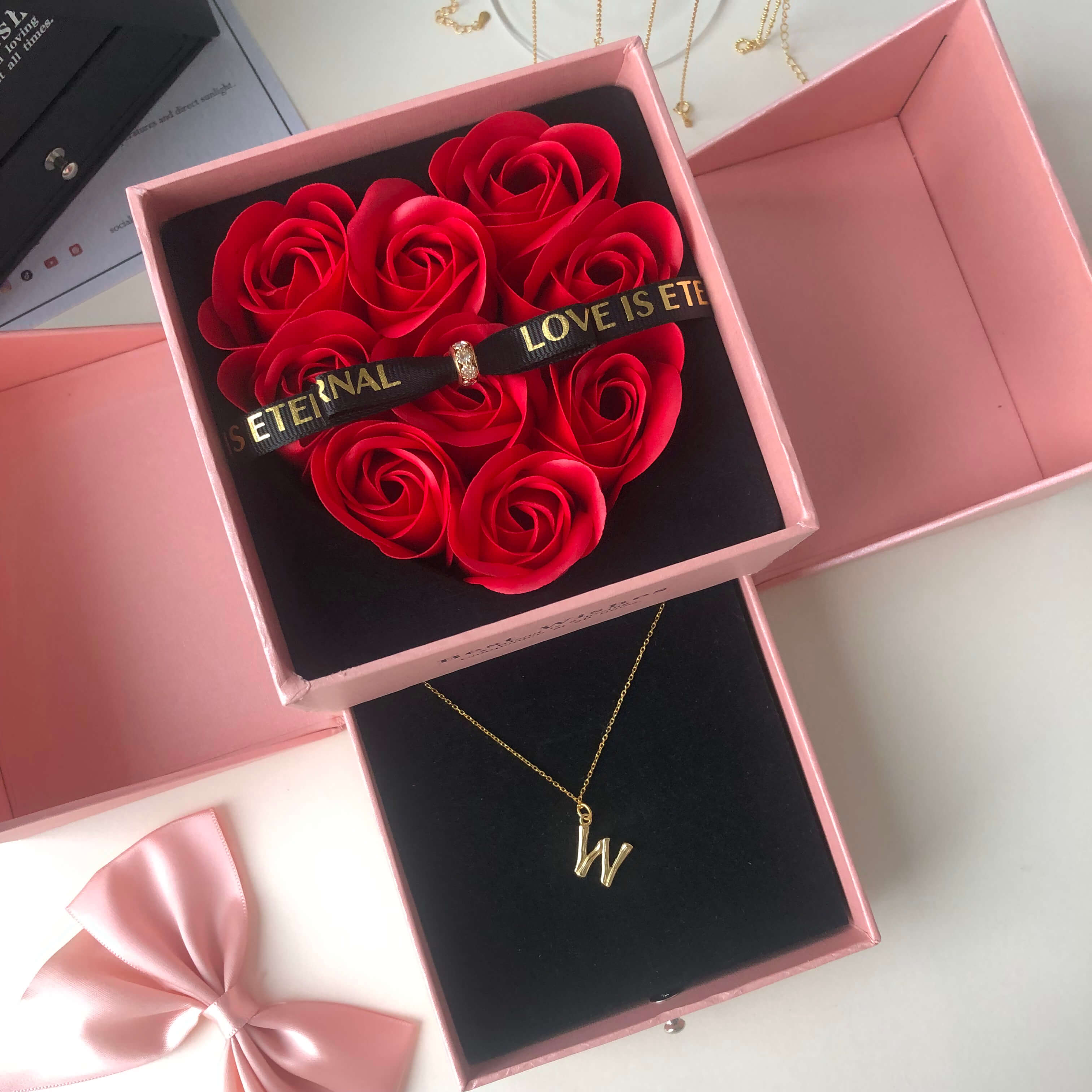 Emibele Bewaarde echte rode roos met hartketting, Eternal Flowers Rose Emibele Bewaarde echte rode roos met hartketting, Eternal Flowers Rose
